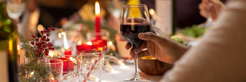red-wine-christmas-table red-wine-christmas-table