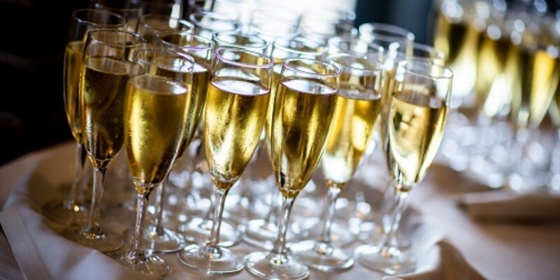 flutes-of-sparkling-wine