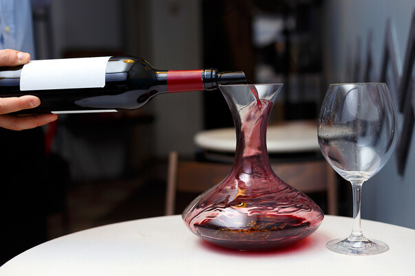 decanting-red-wine